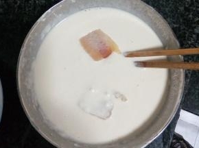 把腊肉片放入面糊中