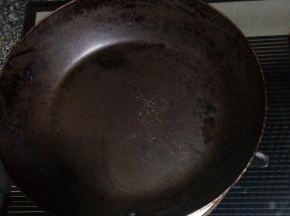 平底锅烧热，倒入适量食用油