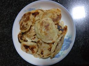 油热后转中小火，用汤勺舀上一勺面糊倒入锅中，摊成面饼，双面金黄即可出锅