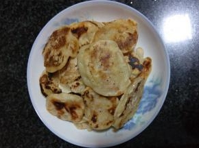 油热后转中小火，用汤勺舀上一勺面糊倒入锅中，摊成面饼，双面金黄即可出锅