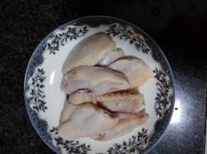 鸡翅洗干净，用刀在鸡翅上划小口