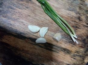 准备好葱姜蒜