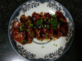 等到可乐完全煮进鸡翅中之后，大火收汁，把鸡翅捞出，锅中剩余的汤汁淋在鸡翅上，撒上葱花即可