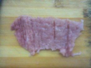 猪肉洗净切成片，不要太薄也不要太厚，用刀背把猪肉里的经络打散