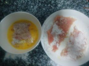 准备好淀粉、鸡蛋液、面包糠，将拍好的猪肉依次序过一遍