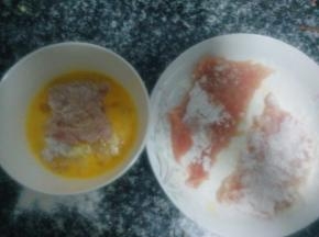 准备好淀粉、鸡蛋液、面包糠，将拍好的猪肉依次序过一遍