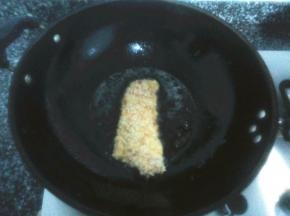 锅中倒入适量食用油，油开后把腌好的猪排放入锅中小火煎炸，炸好后捞出沥油，切成小段