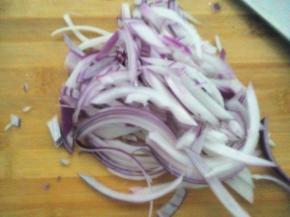 洋葱切丝备用