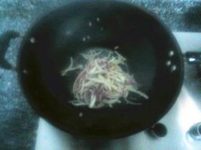 锅中少油，放入洋葱翻炒至断生