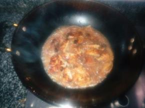 加适量清水入锅，放入适量酱油、盐、鸡精调味，大火煮开，煮开后把炸好的猪排放入同煮，汤汁浓稠收汁，淋在事先准备好的米饭上即可