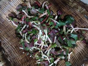 新鲜折耳根用水冲洗干净，去除泥沙，放入筛子中沥干水分