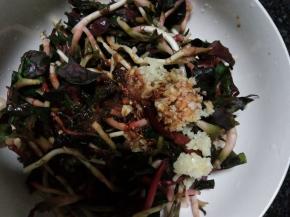 把沥干的折耳根放入干净碗中，放上蒜蓉，加入适量的红油辣椒、酱油、醋和盐调味，搅拌均匀即可