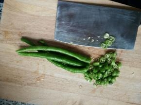 干海椒和二荆条切圈备用