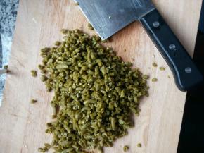 酸豇豆切末备用