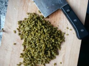 酸豇豆切末备用
