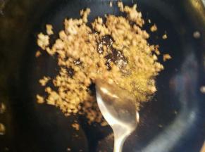 菜籽油倒入烧热的锅中，油开后倒入肉末快速翻炒至熟