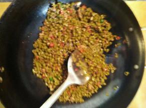 将小米辣和二荆条放入锅中快速翻炒，放上少许的盐，炒断生后起锅装盘