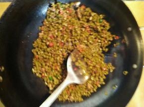 将小米辣和二荆条放入锅中快速翻炒，放上少许的盐，炒断生后起锅装盘