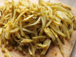 榨菜打开包装带，放入清水中浸泡2小时，取出沥干水分切成丝