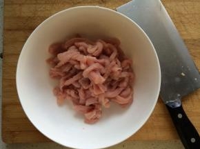 里脊肉切丝，放入料酒、盐、酱油、淀粉搅拌均匀入味