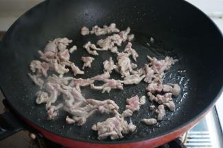 锅中热油，放入葱花爆香，把里脊肉放进去翻炒至变色，放入榨菜丝炒2-3分钟左右即可出锅