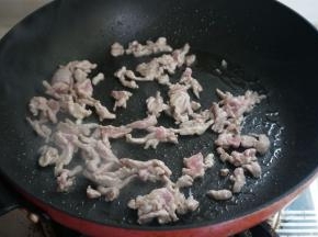 锅中热油，放入葱花爆香，把里脊肉放进去翻炒至变色，放入榨菜丝炒2-3分钟左右即可出锅