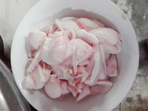 将肥肉和腊肉切片备用