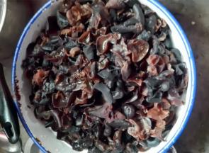木耳用温水泡发后滤干