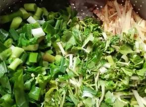 芹菜、生姜和葱切段备用