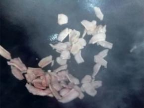 锅中倒入少许猪油，油热后放入肥肉煸炒出油