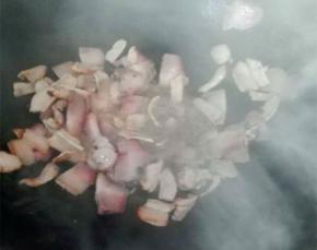 加入腊肉翻炒，放少许的豆豉调味