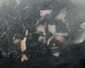 肉类炒熟后倒入泡好的木耳，加入少许的盐翻炒