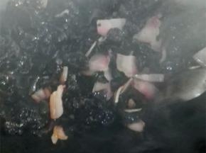 肉类炒熟后倒入泡好的木耳，加入少许的盐翻炒