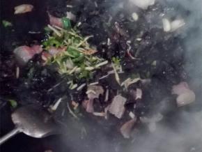 木耳快熟的时候加入一把芹菜和葱段增味，翻炒片刻出锅