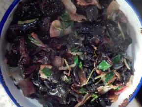 脆爽咸香的木耳炒腊肉，不妨尝试一下吧~