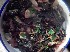 脆爽咸香的木耳炒腊肉，不妨尝试一下吧~