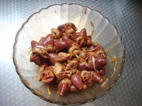 鸡心洗干净，把油脂去除，加入葱丝、姜丝、辣椒粉、孜然粉、孜然粒、盐、生抽、料酒，搅拌均匀入味