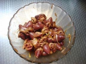 鸡心洗干净，把油脂去除，加入葱丝、姜丝、辣椒粉、孜然粉、孜然粒、盐、生抽、料酒，搅拌均匀入味