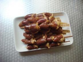 用竹签把腌好的鸡心串起来