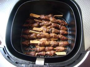 把鸡心串排入空气炸锅内，调成200度，烤18分钟即可