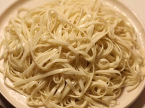 面条凉透后淋上少许香油，铺在盘子上