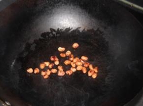 炒锅少油，放上花生翻炒，用瓶子碾压成碎