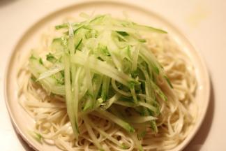 黄瓜切丝，铺放在凉面上