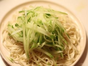 黄瓜切丝，铺放在凉面上
