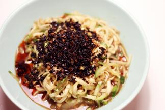 淋上红油辣椒、香油、蒜泥水和酱汁水（1茶匙花椒粉+1勺酱油+1勺醋+1茶匙盐+1茶匙白糖），放上炒好的花生碎，撒上葱末，搅拌均匀，开吃吧~