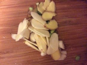 姜蒜切片，葱白切末