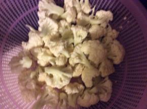 洗好的花菜手撕成小朵状备用