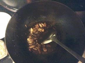 锅中热油，放上葱姜蒜爆香，加适量豆瓣酱翻炒