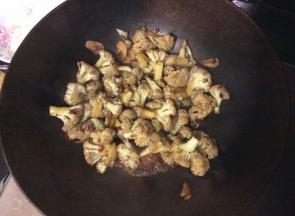 炒熟后加盐调味，炒匀出锅