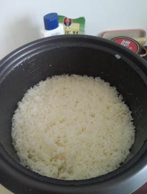 电饭锅中的剩饭用勺子搅散，呈米粒分离状